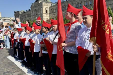 Руководитель фракции КПРФ  в Мособлдуме Александр Наумов принял участие в мероприятии ко дню Пионерии на Красной площади Москвы