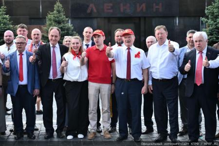 Руководитель фракции КПРФ  в Мособлдуме Александр Наумов принял участие в мероприятии ко дню Пионерии на Красной площади Москвы