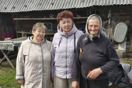 Лидер коммунистов Тюменской области Тамара Казанцева вручила памятные медали ветеранам Уватского района