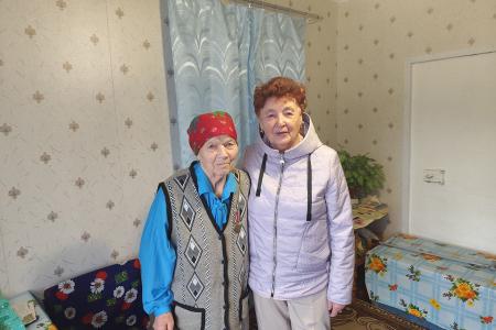 Лидер коммунистов Тюменской области Тамара Казанцева вручила памятные медали ветеранам Уватского района