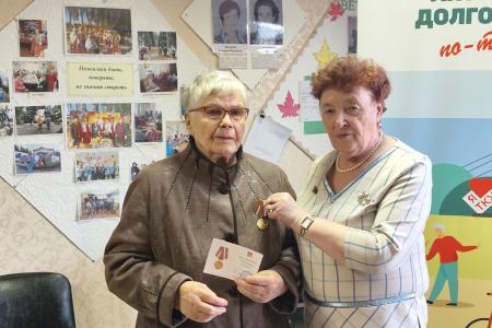 Лидер коммунистов Тюменской области Тамара Казанцева вручила памятные медали ветеранам Уватского района