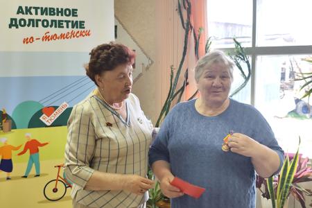 Лидер коммунистов Тюменской области Тамара Казанцева вручила памятные медали ветеранам Уватского района