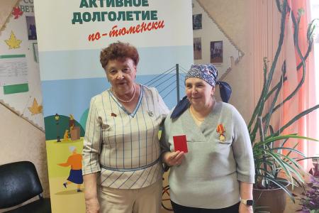 Лидер коммунистов Тюменской области Тамара Казанцева вручила памятные медали ветеранам Уватского района