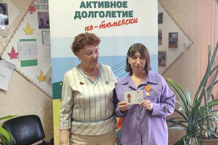 Лидер коммунистов Тюменской области Тамара Казанцева вручила памятные медали ветеранам Уватского района
