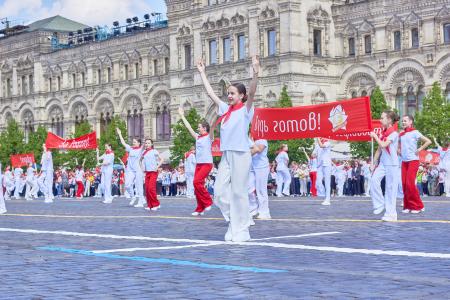 КПРФ провела массовый прием в пионеры на Красной площади — тысячи российских школьников вступили в ряды юных ленинцев