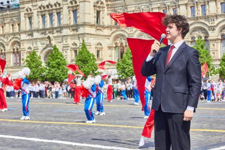 КПРФ провела массовый прием в пионеры на Красной площади — тысячи российских школьников вступили в ряды юных ленинцев