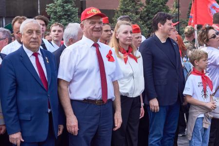 КПРФ провела массовый прием в пионеры на Красной площади — тысячи российских школьников вступили в ряды юных ленинцев
