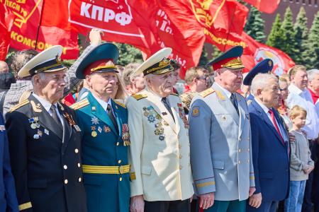 КПРФ провела массовый прием в пионеры на Красной площади — тысячи российских школьников вступили в ряды юных ленинцев