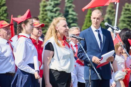 КПРФ провела массовый прием в пионеры на Красной площади — тысячи российских школьников вступили в ряды юных ленинцев