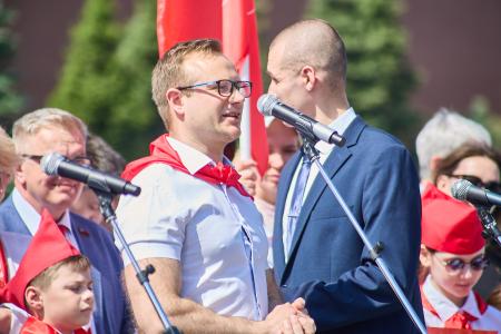 КПРФ провела массовый прием в пионеры на Красной площади — тысячи российских школьников вступили в ряды юных ленинцев