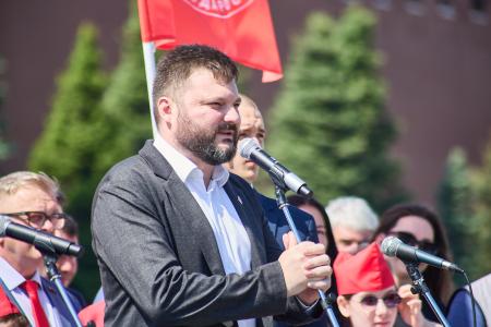 КПРФ провела массовый прием в пионеры на Красной площади — тысячи российских школьников вступили в ряды юных ленинцев