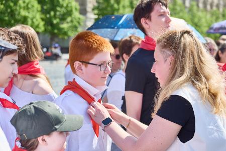 КПРФ провела массовый прием в пионеры на Красной площади — тысячи российских школьников вступили в ряды юных ленинцев