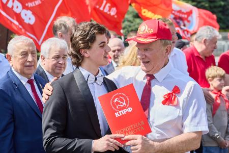 КПРФ провела массовый прием в пионеры на Красной площади — тысячи российских школьников вступили в ряды юных ленинцев