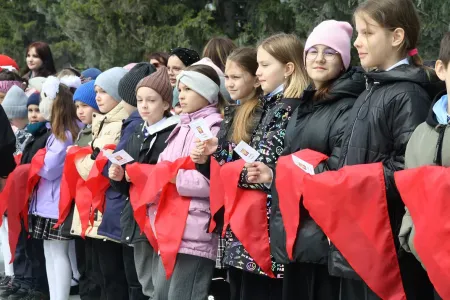В Новосибирске более 300 школьников вступили в пионеры у монумента Славы