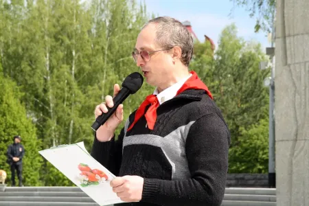 В Новосибирске более 300 школьников вступили в пионеры у монумента Славы