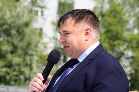 В Новосибирске более 300 школьников вступили в пионеры у монумента Славы