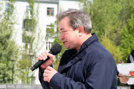 В Новосибирске более 300 школьников вступили в пионеры у монумента Славы