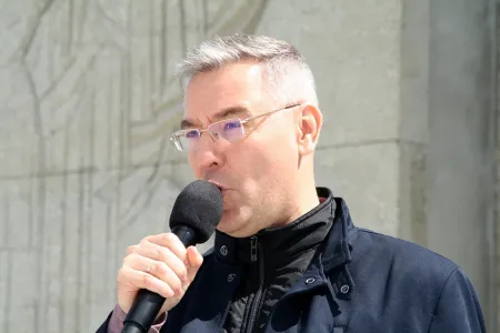 В Новосибирске более 300 школьников вступили в пионеры у монумента Славы