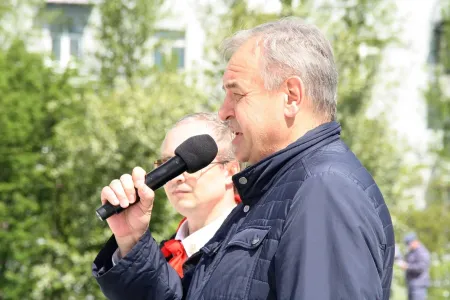 В Новосибирске более 300 школьников вступили в пионеры у монумента Славы