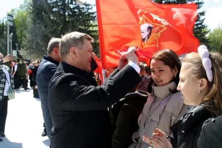В Новосибирске более 300 школьников вступили в пионеры у монумента Славы