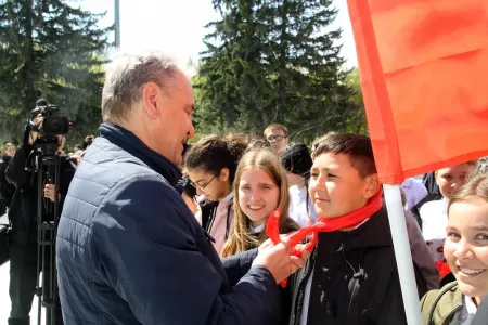 В Новосибирске более 300 школьников вступили в пионеры у монумента Славы