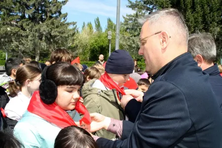 В Новосибирске более 300 школьников вступили в пионеры у монумента Славы