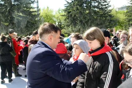 В Новосибирске более 300 школьников вступили в пионеры у монумента Славы