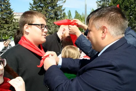 В Новосибирске более 300 школьников вступили в пионеры у монумента Славы