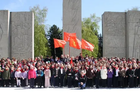 В Новосибирске более 300 школьников вступили в пионеры у монумента Славы