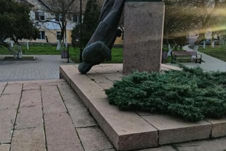 Крым. Жители посёлка Приморский под Феодосией продолжают требовать восстановления памятника Владимиру Ильичу Ленину
