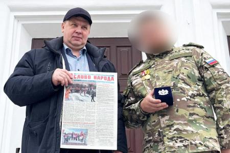 Лидер тюменских коммунистов Тамара Казанцева вручила памятный подарок участнику СВО