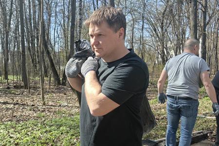 Ивановские коммунисты провели субботник на мемориале «Кладбище старых большевиков» и у памятника селекционеру Фёдору Самцову