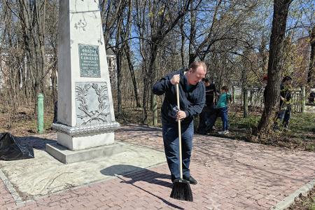 Ивановские коммунисты провели субботник на мемориале «Кладбище старых большевиков» и у памятника селекционеру Фёдору Самцову