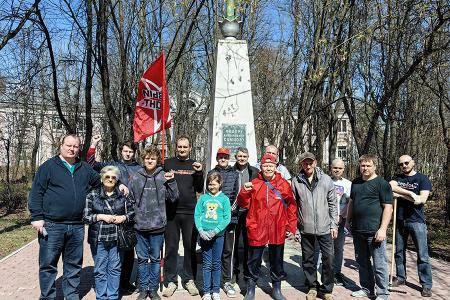 Ивановские коммунисты провели субботник на мемориале «Кладбище старых большевиков» и у памятника селекционеру Фёдору Самцову