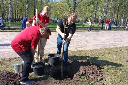 Рязань. Коммунисты приняли участие в эколого-патриотической акции «Сад памяти»