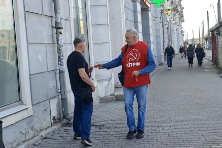 В Иванове коммунисты и комсомольцы вышли на «Красную улицу» в преддверии 81-й годовщины Великой Победы