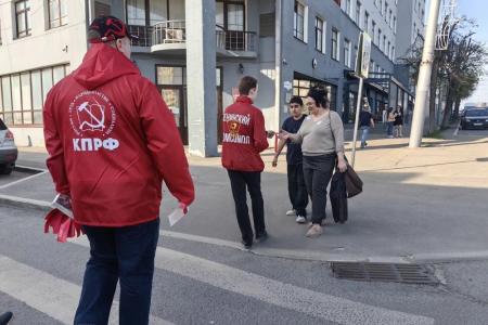 В Иванове коммунисты и комсомольцы вышли на «Красную улицу» в преддверии 81-й годовщины Великой Победы