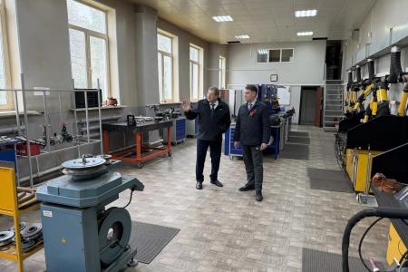 Приморский край. На самом высоком доме города Большой Камень подняли копию Знамени Победы