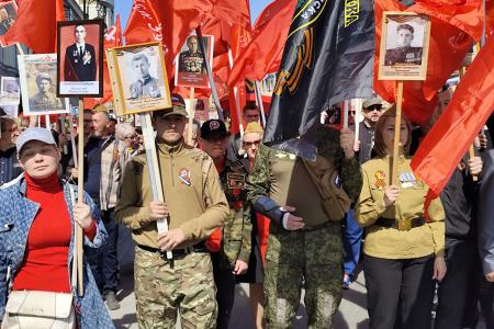 Колонна КПРФ в сердце Бессмертного полка Тюмени в 81-ю годовщину Великой Победы
