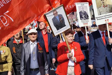 Колонна КПРФ в сердце Бессмертного полка Тюмени в 81-ю годовщину Великой Победы