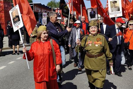 Колонна КПРФ в сердце Бессмертного полка Тюмени в 81-ю годовщину Великой Победы