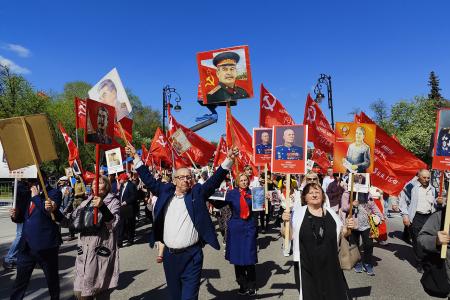 Колонна КПРФ в сердце Бессмертного полка Тюмени в 81-ю годовщину Великой Победы