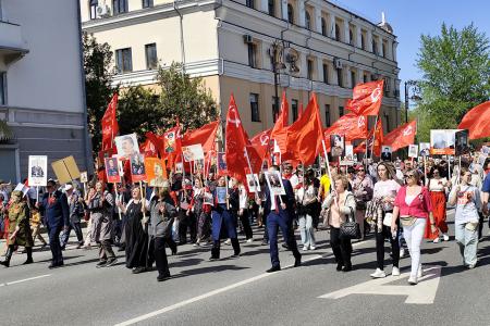 Колонна КПРФ в сердце Бессмертного полка Тюмени в 81-ю годовщину Великой Победы
