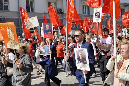Колонна КПРФ в сердце Бессмертного полка Тюмени в 81-ю годовщину Великой Победы