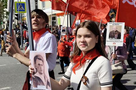 Колонна КПРФ в сердце Бессмертного полка Тюмени в 81-ю годовщину Великой Победы