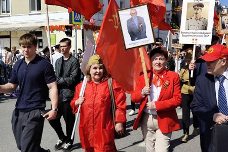 Колонна КПРФ в сердце Бессмертного полка Тюмени в 81-ю годовщину Великой Победы