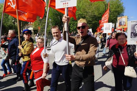 Колонна КПРФ в сердце Бессмертного полка Тюмени в 81-ю годовщину Великой Победы