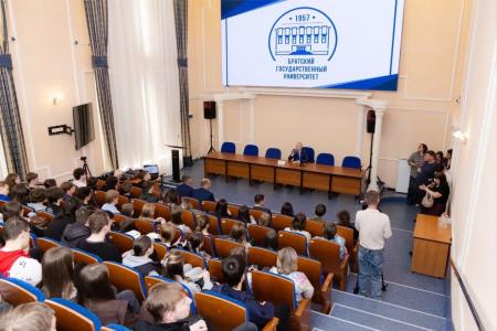 Герой России, летчик-космонавт Олег Новицкий в Иркутской области: Программа Победы продолжает великие традиции советской эпохи!