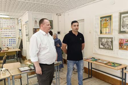 Лидер ивановских коммунистов Александр Бойков на юбилейной выставке архитектуры и дизайна