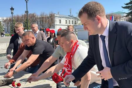 Ульяновские коммунисты во главе с сенатором Российской Федерации Айратом Гибатдиновым возложили цветы к памятнику Карлу Марксу